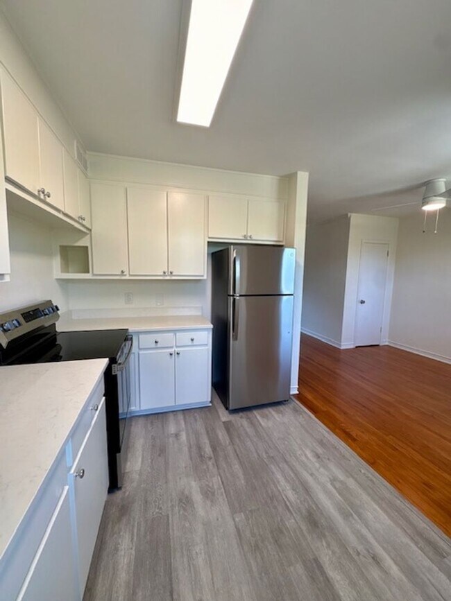 Building Photo - Renovated Three Bedrooms Condo in South Windermere- 6 mins from MUSC!