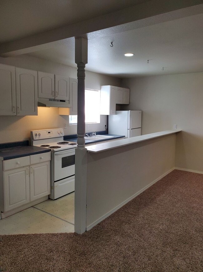 Building Photo - Large 1 Bedroom Home