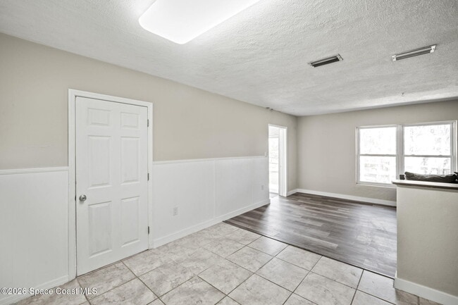 Building Photo - 1137 Delmar Terrace