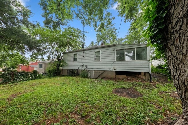 Building Photo - 2 bedroom Single Family Home with Fenced i...
