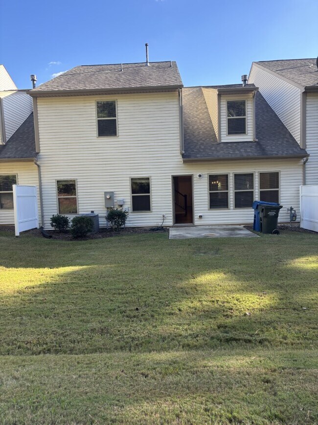 Building Photo - 318 Princess Pl