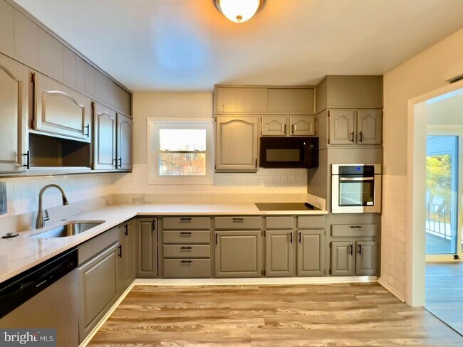 Building Photo - 5233 Kerger Rd