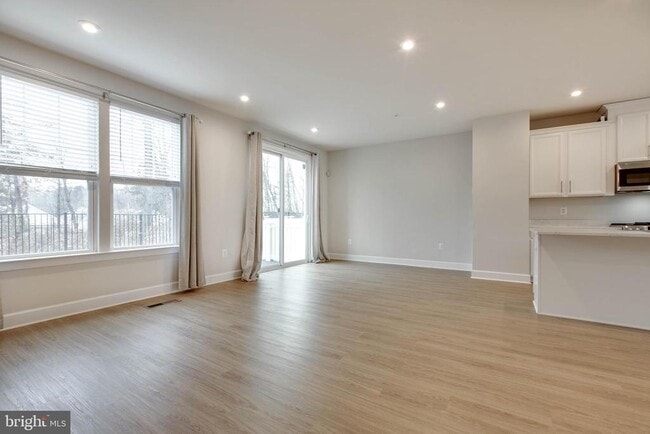 Building Photo - 8369 Meadowood Dr