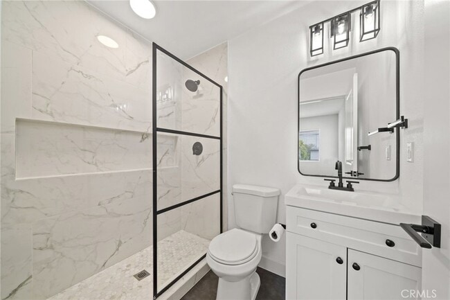 Building Photo - 961 W 21st St