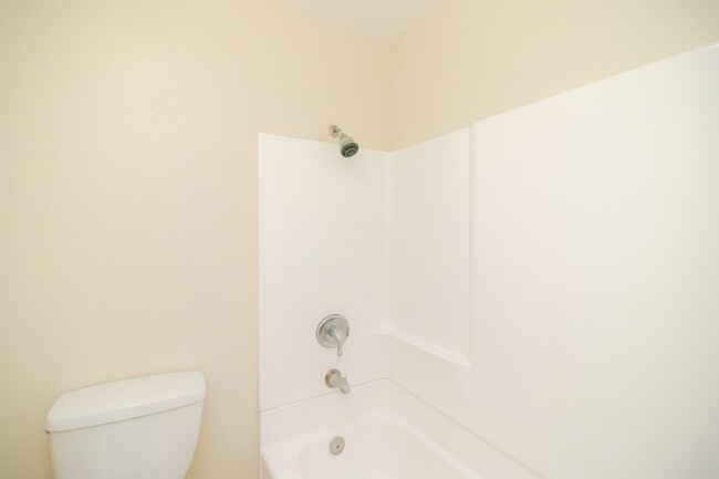 Building Photo - 932 Oak Glen Ln