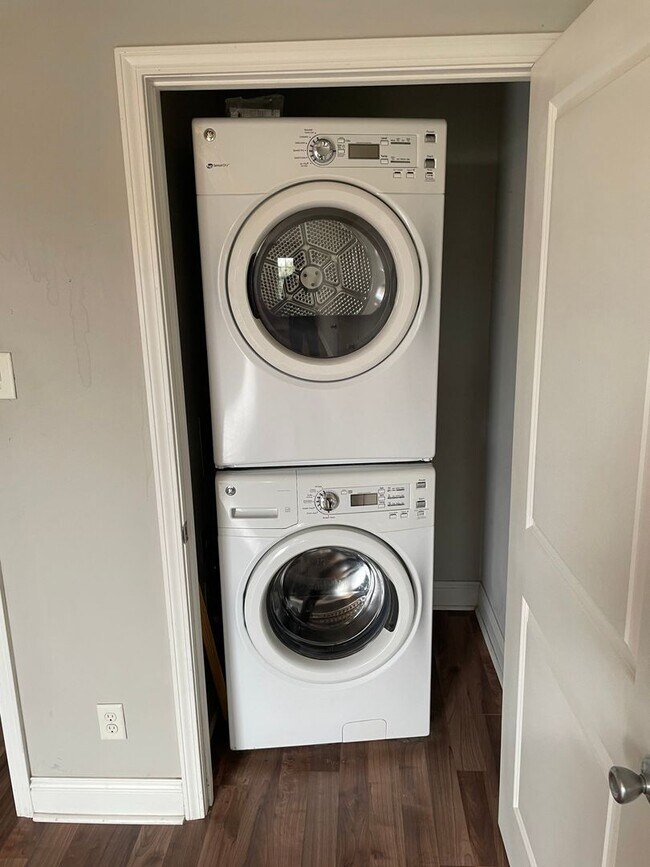 Building Photo - 1BD Corner Unit in Gated Complex, 2 Blocks...