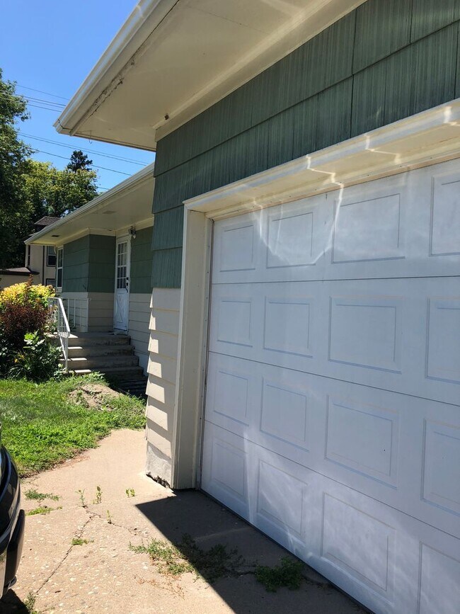 Building Photo - Gorgeous 5 Bed, 2 Bath House Near Concordia and MSUM!