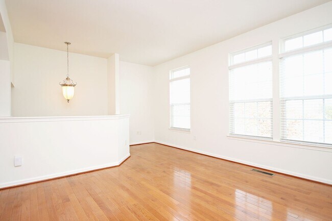 Building Photo - Dog-Friendly Pavilions at Pantops Townhome
