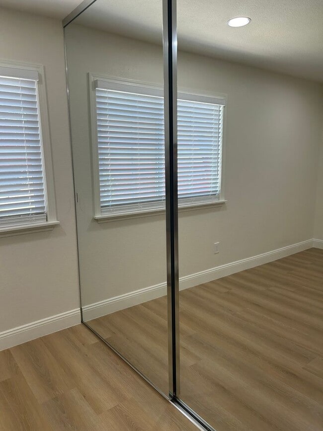 Building Photo - Smart Home