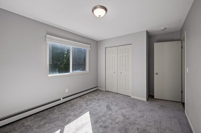 Building Photo - Rosco Apts-2720