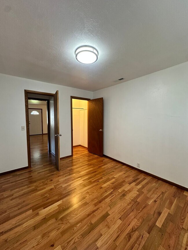 Building Photo - 3 Bedroom 1 Bath home * Owner Updates $600 OFF FIRST MONTHS RENT