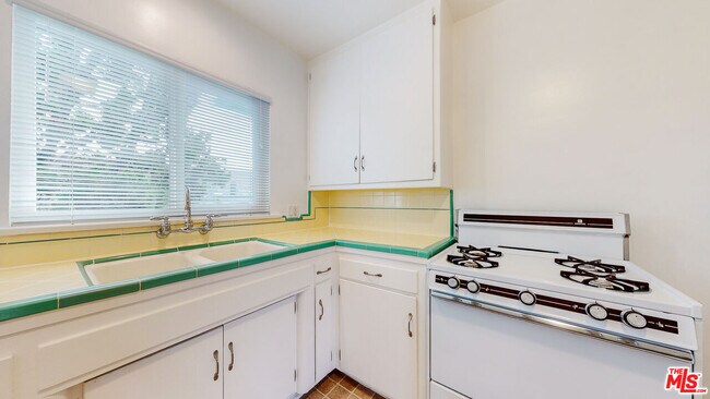 Building Photo - 11284 Montana Ave