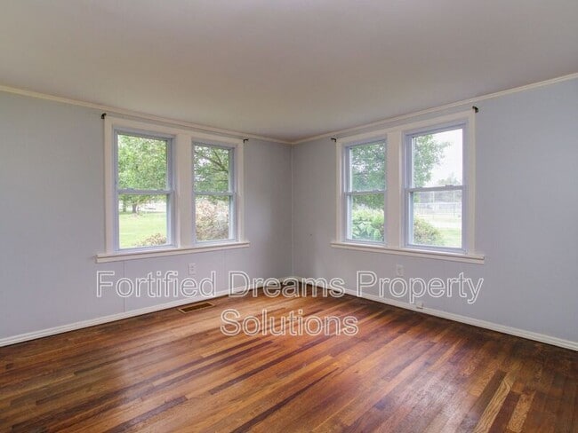 Building Photo - 7507 Greenlawn Dr