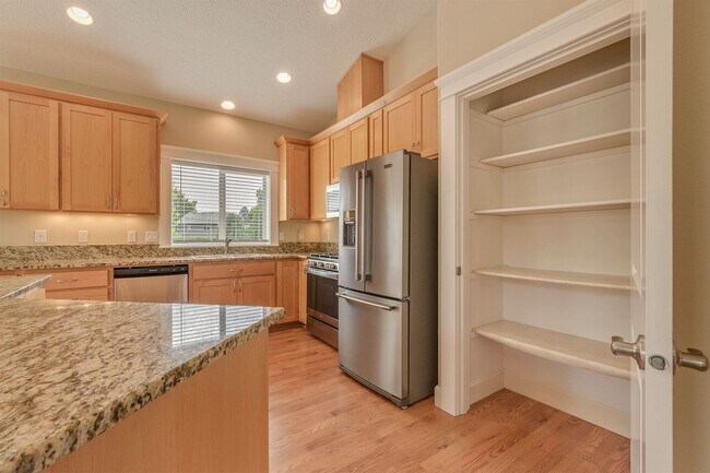Building Photo - 376 Forest Pl