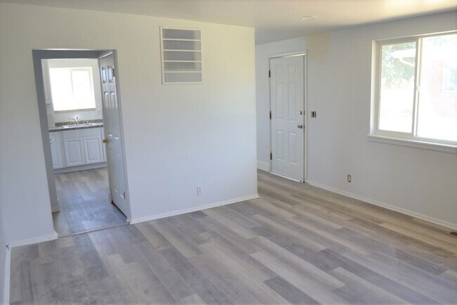 Building Photo - Roy Duplex