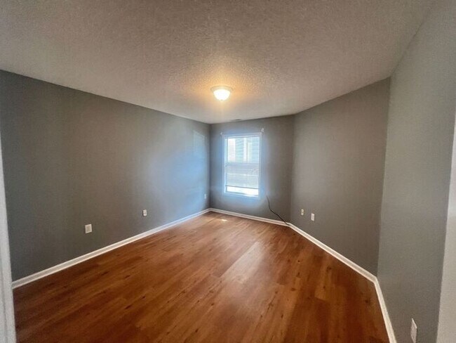 Building Photo - RENT SPECAIL*** $1495.Breezewood Condo, 2 Brd/2bath Screen Porch! LVP wood flooring, Center of Wi...