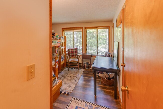 Building Photo - 20 River View Dr