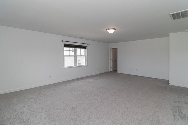 Building Photo - SPACIOUS Newer Construction Home in Pikevi...