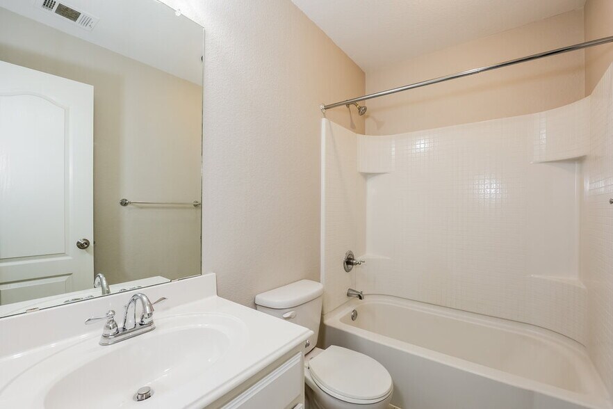 Building Photo - 2504 Wakecrest Dr