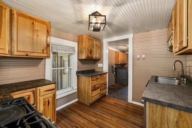 Building Photo - Charming Country Home on 1 Acre – 2 Bed, 1...