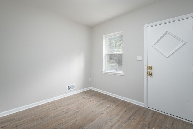 Building Photo - TAKE A SECOND LOOK AT THIS END-UNIT TOWNHOME