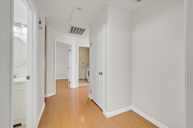 Building Photo - 313 Montcliff Ave