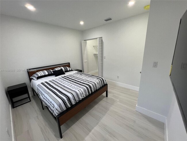 Building Photo - 1910 Thomas St