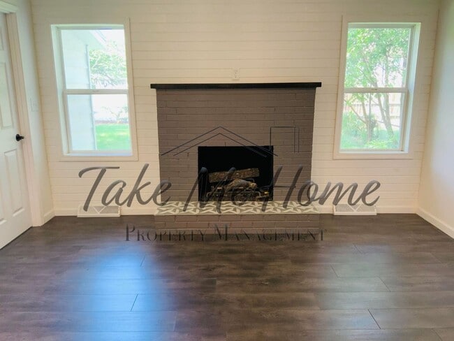 Building Photo - Charming Home in Great Location!