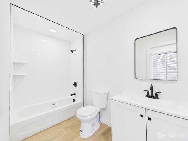 Building Photo - 10 W Railroad Ave