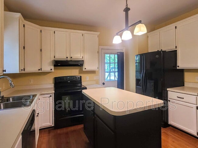 Building Photo - 105 Oakwood Dr