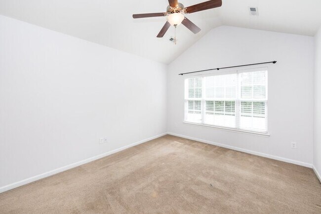 Building Photo - Beautiful 3BD/2.5BA Townhome in the Lions ...