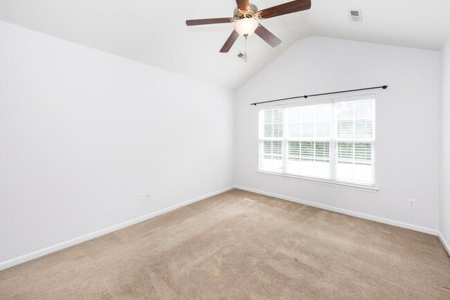 Building Photo - Beautiful 3BD/2.5BA Townhome in the Lions Gate Community!