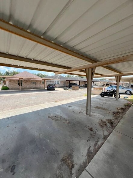 Building Photo - 2220 W Candlelight Ln