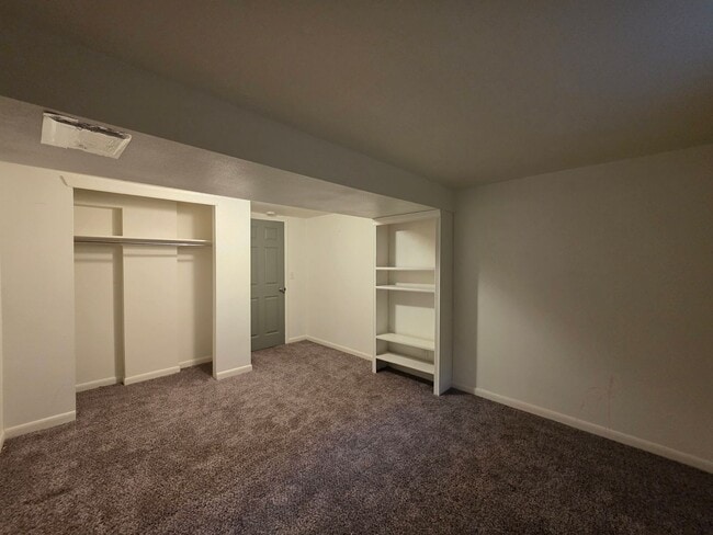 Building Photo - Massive 5 Bedroom Townhouse in Aurora