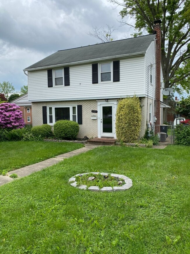 Building Photo - Beautiful 3 Bedroom House with Large Fence...