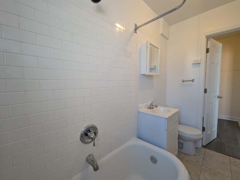 Building Photo - 5425 N Kenmore Ave