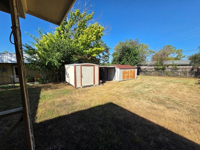Building Photo - 704 Arrow Ln