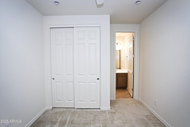 Building Photo - 831 W Finch Dr