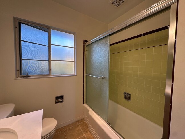 Building Photo - Riviera 1 Bdrm with City Views!