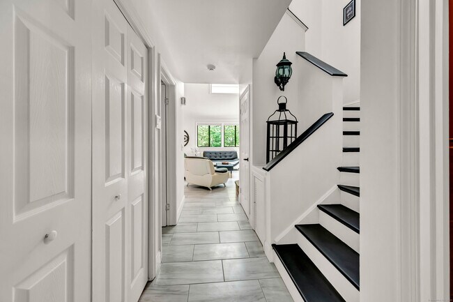 Building Photo - 213 Ledge Dr
