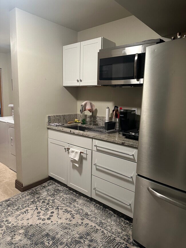 Building Photo - 640 Lincoln Ave