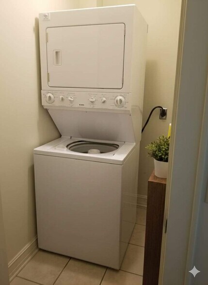 Building Photo - 913 Prestwood Dr