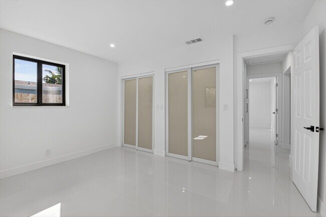 Building Photo - 513 Lindell Blvd