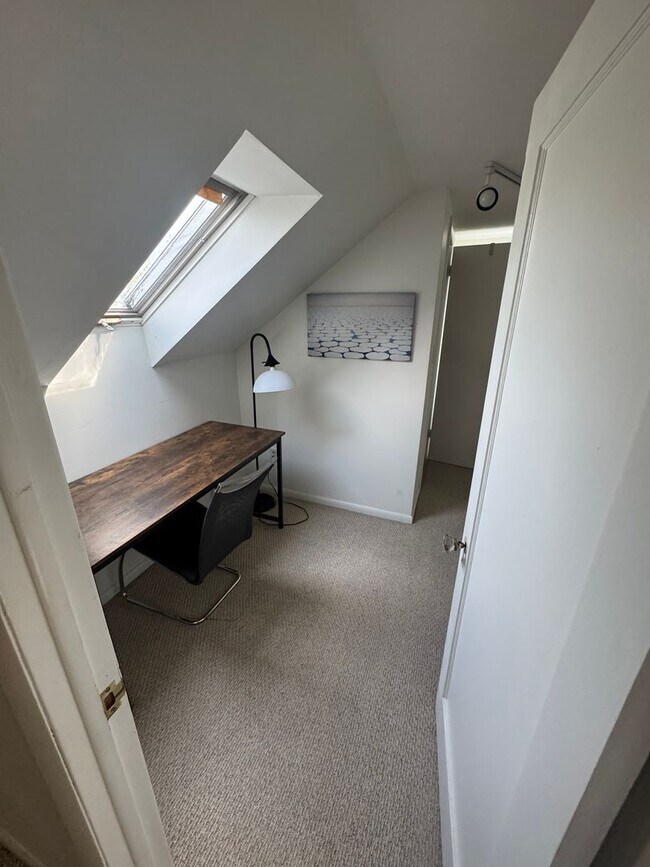 Building Photo - 3 bedroom/ 1.5 bath house Furnished