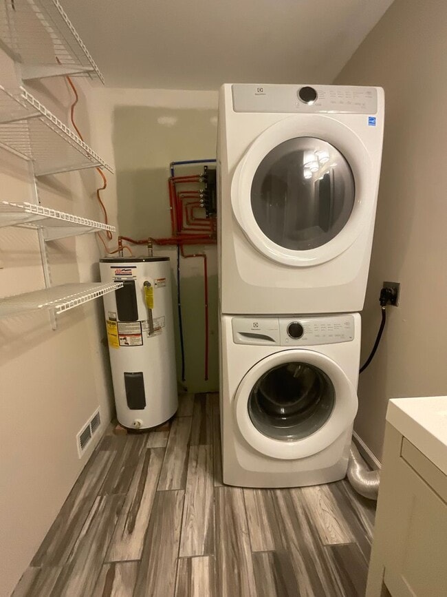 Building Photo - Move in special - 3 bedroom/2 bath brick h...