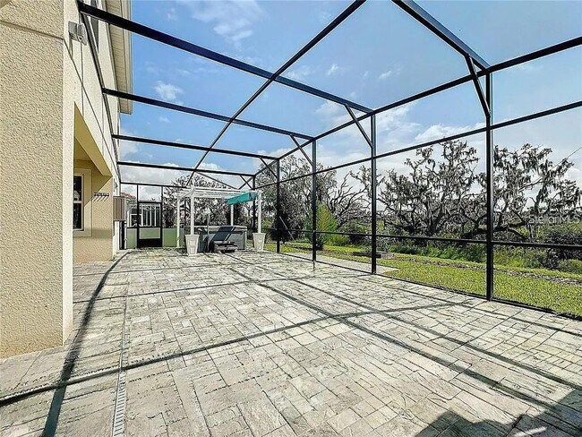Building Photo - 8886 FALLEN OAK Dr