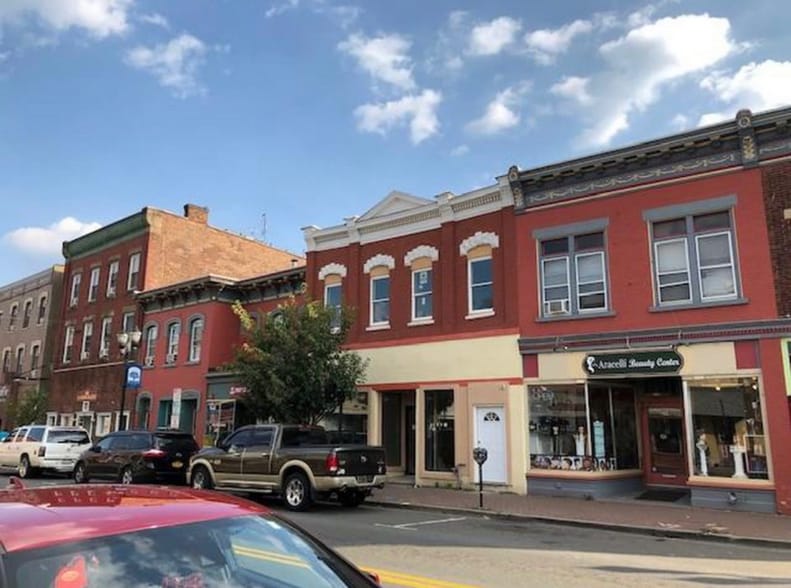 Primary Photo - 216 E Main St