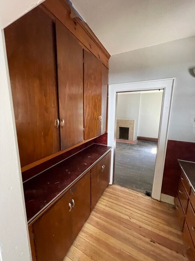 Building Photo - Large Brick 7 bedroom home.