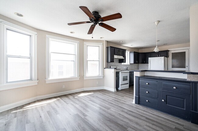 Building Photo - Beautiful 3 Bedroom 2 Bath - HALF OFF FIRST MONTH'S RENT!