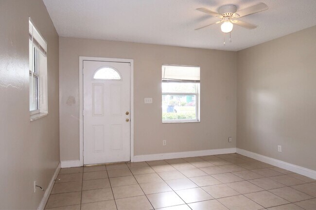 Building Photo - Move in ready 2/1 house for rent in West T...